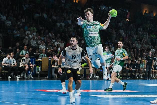 31 08 2025, xlakx, Handball Daikin HBL, Fuechse Berlin Bergischer HC v l Tomas Babak Bergischer HC , Nils Lichtlein Fuechse Berlin goes for the jump shot Berlin Daniel Lakomski