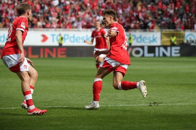 31 08 2025, xmohx, Fußball 2 Bundesliga, 1 FC Kaiserslautern SV Darmstadt 98 v l Torjubel nach dem Tor zum celebrating the goal celebrate 1 1 durch Naatan Mikael Skyttä 1 FC Kaiserslautern DFL DFB REGULATIONS PROHIBIT ANY USE OF PHOTOGRAPHS as IMAGE SEQUENCES and or QUASI VIDEO Kaiserslautern