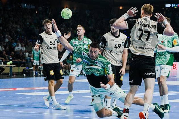 31 08 2025, xlakx, Handball Daikin HBL, Fuechse Berlin Bergischer HC v l Mijajlo Marsenic Fuechse Berlin ,Aron Seesing Bergischer HC , Johannes Wasielewski Bergischer HC wirft Tor, Torschuetze, erzielt Tor, Treffer, scores the goal Berlin Daniel Lakomski