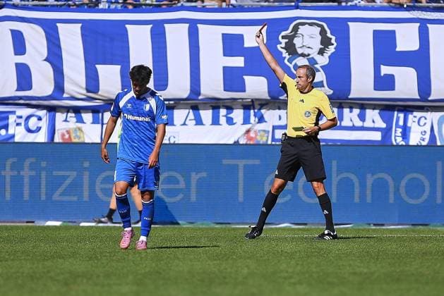 Magdeburg, Saxony-Anhalt, Germany, 31 08 2025 Avnet Arena Matchday 4, Season 2025 26, 2 Soccer Bundesliga 1 FC Magdeburg Greuther Fürth Alexander Nollenberger 17, 1 FC Magdeburg is sent off by referee Patrick Alt Copyright: xdtsxNachrichtenagenturx dts_79354
