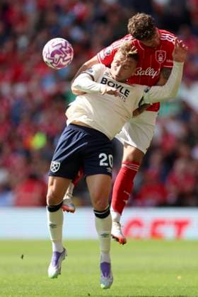 Nottingham Forest v West Ham United - Premier League Jarrod Bowen of West Ham United and Neco Williams of Nottingham Forest challenge during the Premier League match between Nottingham Forest and West Ham United at City Ground on August 31, 2025 in Nottingham, England. Nottingham City Ground England United Kingdom Copyright: xNigelxFrench Sportsphoto APLx 14134262
