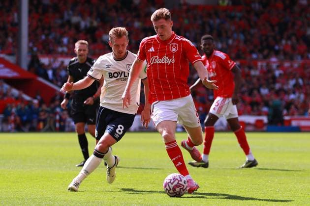 Nottingham Forest FC v West Ham United FC, English Premier League James Ward-Prowse of West Ham United chases down Elliot Anderson of Nottingham Forest during the Nottingham Forest FC v West Ham United FC English Premier League match at the City Ground, Nottingham, England, United Kingdom on 31 August 2025 Credit: Ryan Crockett Every Second Media Editorial use only. All images are copyright Every Second Media Limited. No images may be reproduced without prior permission. All rights reserved. Premier League and Football League images are subject to licensing agreements with Football DataCo Limited. see https: www.football-dataco.com Copyright: xIMAGO EveryxSecondxMediax ESM-1571-0036 RyanxCrockettx xEveryxSecondxMediax