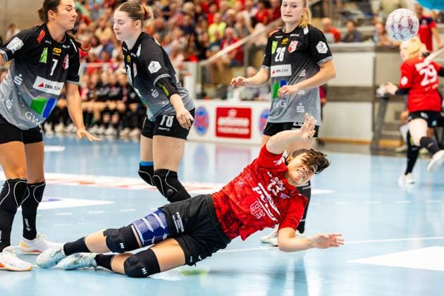 31 08 2025, GER, Handball, Women, Season 2025 2026, Alsco 1 Bl, 1 Matchday, Thueringer HC SV Union Halle Neustadt Wildcats Lynn Molenaar SV Union Halle Neustadt Wildcats Giulia Guarieiro Thueringer HC,13 99947 Bad Langensalza Salza Halle Sporthalle Mehrz Thüringen Germany