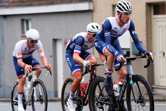 2025 UCI Para-cycling Road World Championships Picture by Olly Hassell SWpix.com - 31 08 2025 - Cycling - 2025 UCI Para-cycling Road World Championships - Ronse, Flanders, Belgium - Men C4 Road Race - Leading group - Mattis Lebeau (France), Archie Atkinson (Great Britain), Kevin Le Cunff (France) Copyright: x xSWpix.comx(t axPhotographyxHubxLtd)xOllyxHassell SWpix.comx SWP-3069-1835