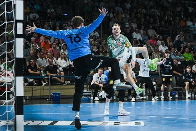 31 08 2025, xlakx, Handball Daikin HBL, Fuechse Berlin Bergischer HC v l Lukas Diedrich Bergischer HC , Mathias Gidsel Fuechse Berlin wirft Tor, Torschuetze, erzielt Tor, Treffer, scores the goal Berlin Daniel Lakomski