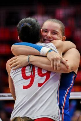 China v France - FIVB Women’s World Volleyball Championship BANGKOK, THAILAND - AUGUST 31: Juliette Gelin (99) and Enora Danard-Selosse (rear) of France in action during the FIVB Women s World Volleyball Championship match between China and France at Huamark Indoor Stadium in Bangkok, Thailand on August 31, 2025. Mustafa Hatipoglu Anadolu Bangkok Thailand. Editorial use only. Please get in touch for any other usage.  Copyright: x2025xAnadoluxMustafaxHatipoglux