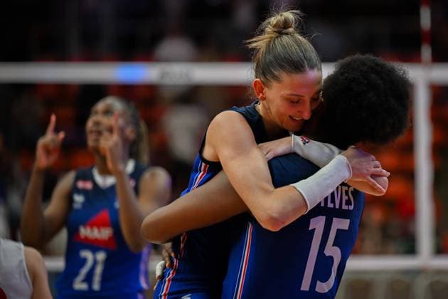 China v France - FIVB Women’s World Volleyball Championship BANGKOK, THAILAND - AUGUST 31: Amandha Sylves (15) and Nina Stojiljkovic (9) of France in action during the FIVB Women s World Volleyball Championship match between China and France at Huamark Indoor Stadium in Bangkok, Thailand on August 31, 2025. Mustafa Hatipoglu Anadolu Bangkok Thailand. Editorial use only. Please get in touch for any other usage.  Copyright: x2025xAnadoluxMustafaxHatipoglux