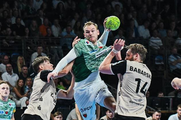 31 08 2025, xlakx, Handball Daikin HBL, Fuechse Berlin Bergischer HC f l Soeren Steinhaus Bergischer HC , Mathias Gidsel Fuechse Berlin , Gerdas Babarskas Bergischer HC goes for a jump shot Berlin Daniel Lakomski