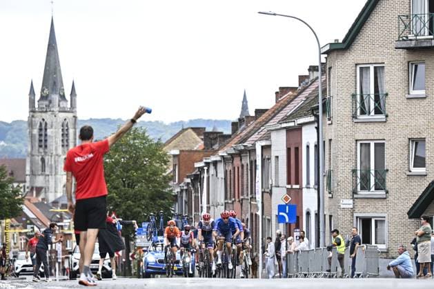 The pack of riders pictured in action during the UCI Para-cycling Road World Championships, Sunday 31 August 2025, in Ronse. The UCI Para-Cycling Road World Championships take place from 28 to 31 Augustus in Ronse. JASPERxJACOBS  x132940139x