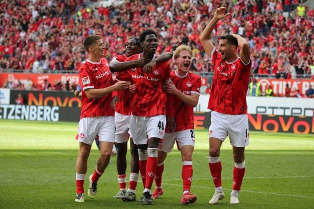 31 08 2025, xmohx, Fußball 2 Bundesliga, 1 FC Kaiserslautern SV Darmstadt 98 v l Torjubel nach dem Tor zum celebrating the goal celebrate 2 1 durch Faride Alidou 1 FC Kaiserslautern Correction DFL DFB REGULATIONS PROHIBIT ANY USE OF PHOTOGRAPHS as IMAGE SEQUENCES and or QUASI VIDEO Kaiserslautern