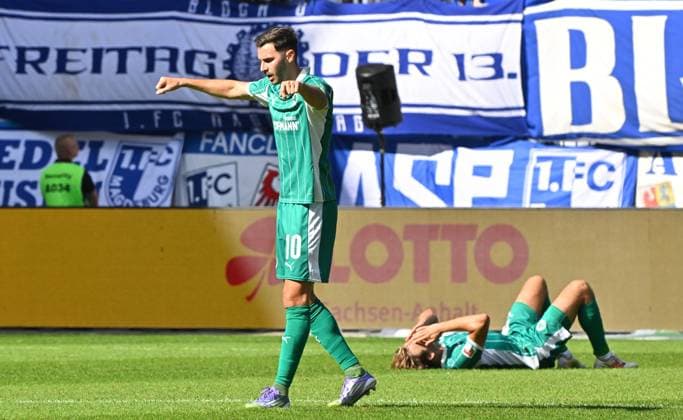 31 08 2025 Soccer Season 2025 2026 2 Soccer Bundesliga 04 Matchday 1 FC Magdeburg FCM SpVgg Greuther Fürth Kleeblatt Sportfoto Zink MeZi xmexzix DFL regulations prohibit any use of photographs as image sequences and or quasi video only for editorial use Branimir Hrgota 10, SpVgg Greuther Fürth clenches fists cheers joy after end of match