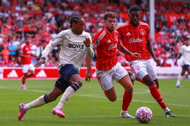 Nottingham Forest FC v West Ham United FC, English Premier League Kyle Walker-Peters of West Ham United and Neco Williams of Nottingham Forest chase down the ball during the Nottingham Forest FC v West Ham United FC English Premier League match at the City Ground, Nottingham, England, United Kingdom on 31 August 2025 Credit: Ryan Crockett Every Second Media Editorial use only. All images are copyright Every Second Media Limited. No images may be reproduced without prior permission. All rights reserved. Premier League and Football League images are subject to licensing agreements with Football DataCo Limited. see https: www.football-dataco.com Copyright: xIMAGO EveryxSecondxMediax ESM-1571-0044 RyanxCrockettx xEveryxSecondxMediax
