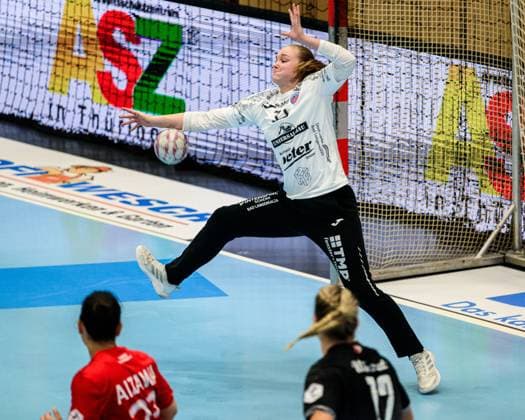 Laura, Kuske TW, Thueringer HC, 11 , with the parade GER, Thuringia, Thueringer HC vs SV Union Halle Neustadt, Alsco Handball Bundesliga Frauen, 1 Handballbundesliga Frauen, Handball, 1 Matchday, Season 2025 2026, Sunday, 3 Copyright: xEibner-Pressefoto MartinxHerbstx EP_MHT