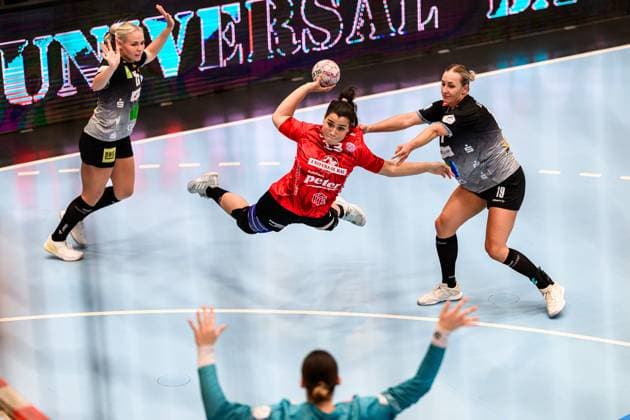 Giulia, Guarieiro Rueckraum, Thueringer HC, 13 , Lilli, Roepcke Linksaussen, SV Union Halle Neustadt, 25 , Lea, Gruber Rueckraum Links, SV Union Halle Neustadt, 19 GER, Thueringen, Thueringer HC vs SV Union Halle Neustadt, Alsco Handball Bundesliga Frauen, 1 Handballbundesliga Frauen, Handball, 1 Matchday, Season 2025 2026, Sunday, 15 Copyright: xEibner-Pressefoto MartinxHerbstx EP_MHT