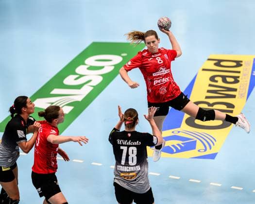 Julie, Holm Rueckraum, Thueringer HC, 8 , Lucy, Strauchmann Kreislaeufer, SV Union Halle Neustadt, 78 GER, Thueringen, Thueringer HC vs SV Union Halle Neustadt, Alsco Handball Bundesliga Frauen, 1 Handballbundesliga Frauen, Handball, 1 Spieltag, Season 2025 2026, Sunday, 15 Copyright: xEibner-Pressefoto MartinxHerbstx EP_MHT