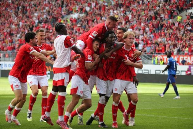 31 08 2025, xmohx, Fußball 2 Bundesliga, 1 FC Kaiserslautern SV Darmstadt 98 v l Torjubel nach dem Tor zum celebrating the goal celebrate 2 1 durch Faride Alidou 1 FC Kaiserslautern DFL DFB REGULATIONS PROHIBIT ANY USE OF PHOTOGRAPHS as IMAGE SEQUENCES and or QUASI VIDEO Kaiserslautern
