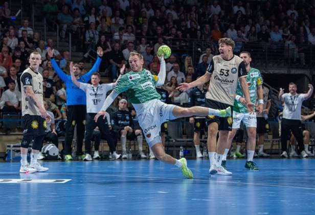 Handball, Men, Season 2025 2026, DAIKIN Handball Bundesliga 1 Matchday , Füchse Berlin Bergischer HC, f l Mathias Gidsel Füchse Berlin , Sören Steinhaus BHC , 31 08 2025, Copyright: xSebastianxRäppold MatthiasxKochx