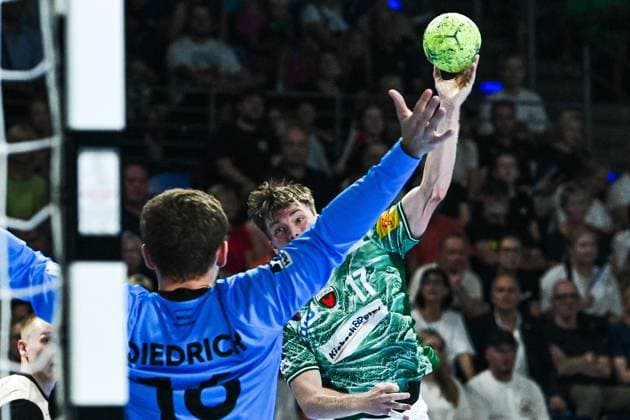 31 08 2025, xlakx, Handball Daikin HBL, Fuechse Berlin Bergischer HC v l Lukas Diedrich Bergischer HC , Nils Lichtlein Fuechse Berlin wirft Tor, Torschuetze, erzielt Tor, Treffer, scores the goal Berlin Daniel Lakomski