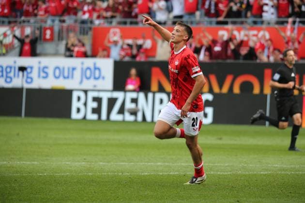 31 08 2025, xmohx, Fußball 2 Bundesliga, 1 FC Kaiserslautern SV Darmstadt 98 v l Torjubel nach dem Tor zum celebrating the goal celebrate 3 1 durch Tobias Raschl 1 FC Kaiserslautern DFL DFB REGULATIONS PROHIBIT ANY USE OF PHOTOGRAPHS as IMAGE SEQUENCES and or QUASI VIDEO Kaiserslautern