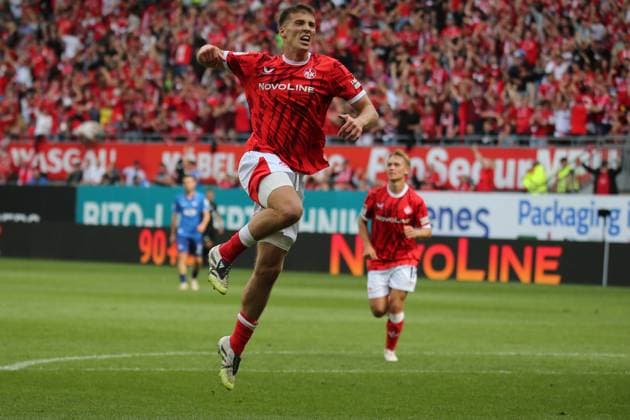 31 08 2025, xmohx, Fußball 2 Bundesliga, 1 FC Kaiserslautern SV Darmstadt 98 v l Torjubel nach dem Tor zum celebrating the goal celebrate 3 1 durch Tobias Raschl 1 FC Kaiserslautern DFL DFB REGULATIONS PROHIBIT ANY USE OF PHOTOGRAPHS as IMAGE SEQUENCES and or QUASI VIDEO Kaiserslautern