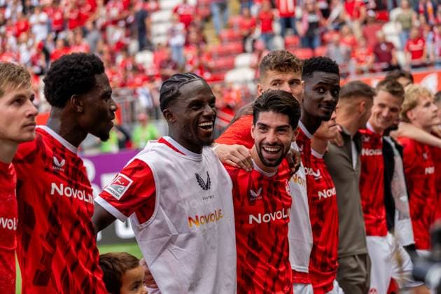 Afeez Aremu 1 FC Kaiserslautern, 23 , Semih Sahin 1 FC Kaiserslautern, 08 celebrate with team and fans, GER, 1 FC Kaiserslautern vs SV Darmstadt 98, Football, 2 Bundesliga, Matchday 4, Season 2025 2026, 31 08 2025, DFL REGULATES PROHIBIT ANY USE OF PHOTOGRAPHS AS IMAGE SEQUENCES AND OR QUASI VIDEO, GER, 1 FC Kaiserslautern vs SV Darmstadt 98, Football, 2 Bundesliga, Matchday 4, Season 2025 2026, 31 08 2025 Kaiserslautern Copyright: xEibner-Pressefoto Jan-NiclasxGrox EP_JGG