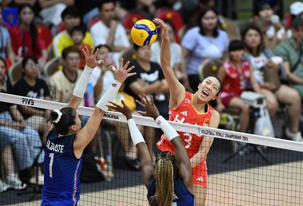 (250831) -- BANGKOK, Aug. 31, 2025 -- Tang Xin (R) of China competes during the round of 16 match between China and France at the 2025 FIVB Volleyball Women s World Championship, WM, Weltmeisterschaft in Bangkok, Thailand, Aug. 31, 2025. ) (SP)THAILAND-BANGKOK-VOLLEYBALL-WOMEN S WORLD CHAMPIONSHIP-CHINA VS FRANCE HouxZhaokang 