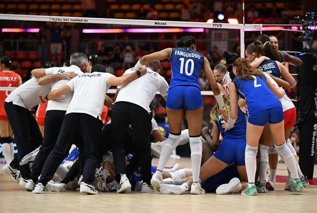(250831) -- BANGKOK, Aug. 31, 2025 -- Team members of France celebrate winning the round of 16 match between China and France at the 2025 FIVB Volleyball Women s World Championship, WM, Weltmeisterschaft in Bangkok, Thailand, Aug. 31, 2025. ) (SP)THAILAND-BANGKOK-VOLLEYBALL-WOMEN S WORLD CHAMPIONSHIP-CHINA VS FRANCE HouxZhaokang 