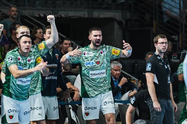 31 08 2025, xlakx, Handball Daikin HBL, Fuechse Berlin Bergischer HC v l Arino Aitor Fuechse Berlin ,Fabian Wiede Fuechse Berlin , Jaron Siewert Fuechse Berlin Trainer gives instructions, gesticulates with arms, gesticulate, gives instructions Berlin Daniel Lakomski