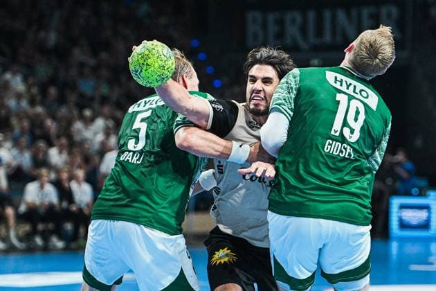 31 08 2025, xlakx, Handball Daikin HBL, Fuechse Berlin Bergischer HC f l Max Darj Fuechse Berlin , Eloy Morante Maldonado Bergischer HC , Mathias Gidsel Fuechse Berlin duel, duel, fight, tackle Berlin Daniel Lakomski