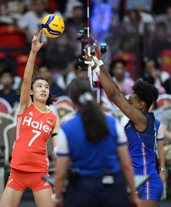 (250831) -- BANGKOK, Aug. 31, 2025 -- Wang Yuanyuan (L) of China competes during the round of 16 match between China and France at the 2025 FIVB Volleyball Women s World Championship, WM, Weltmeisterschaft in Bangkok, Thailand, Aug. 31, 2025. ) (SP)THAILAND-BANGKOK-VOLLEYBALL-WOMEN S WORLD CHAMPIONSHIP-CHINA VS FRANCE HouxZhaokang 