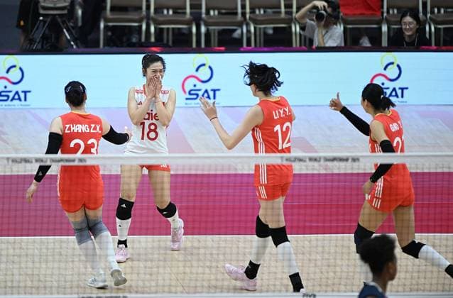 (250831) -- BANGKOK, Aug. 31, 2025 -- Wang Mengjie (2nd L) of China celebrates scoring during the round of 16 match between China and France at the 2025 FIVB Volleyball Women s World Championship, WM, Weltmeisterschaft in Bangkok, Thailand, Aug. 31, 2025. ) (SP)THAILAND-BANGKOK-VOLLEYBALL-WOMEN S WORLD CHAMPIONSHIP-CHINA VS FRANCE HouxZhaokang 