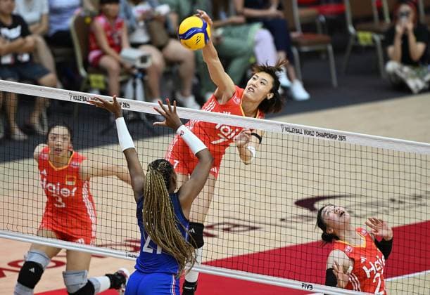 (250831) -- BANGKOK, Aug. 31, 2025 -- Wang Yuanyuan (top) of China competes during the round of 16 match between China and France at the 2025 FIVB Volleyball Women s World Championship, WM, Weltmeisterschaft in Bangkok, Thailand, Aug. 31, 2025. ) (SP)THAILAND-BANGKOK-VOLLEYBALL-WOMEN S WORLD CHAMPIONSHIP-CHINA VS FRANCE HouxZhaokang 
