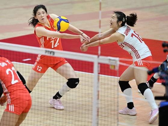 (250831) -- BANGKOK, Aug. 31, 2025 -- Li Yingying (L) and Wang Mengjie of China compete during the round of 16 match between China and France at the 2025 FIVB Volleyball Women s World Championship, WM, Weltmeisterschaft in Bangkok, Thailand, Aug. 31, 2025. ) (SP)THAILAND-BANGKOK-VOLLEYBALL-WOMEN S WORLD CHAMPIONSHIP-CHINA VS FRANCE HouxZhaokang 