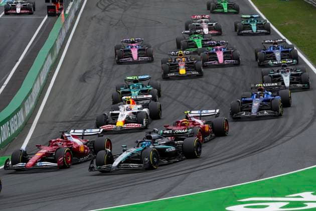 F1 - DUTCH GRAND PRIX 2025 Start of the race, 63 RUSSELL George (gbr), Mercedes AMG F1 Team W16, action during the 2025 Formula 1 Heineken Dutch Grand Prix, 15th round of the 2025 FIA Formula One World Championship, WM, Weltmeisterschaft from August 29 to 31, 2025 on the Zandvoort Circuit, in Zandvoort, Netherlands - ZandvoortNetherlands  Copyright: xFLORENTxGOODENx