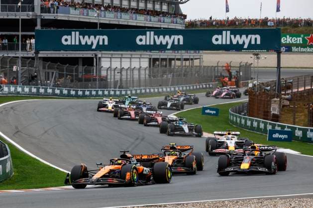 Start, 81 Oscar Piastri AUS, McLaren F1 Team , 4 Lando Norris GBR, McLaren F1 Team , 1 Max Verstappen NLD, Oracle Red Bull Racing , F1 Grand Prix of the Netherlands at Circuit Zandvoort on August 31, 2025 in Zandvoort, Netherlands Photo by HOCH ZWEI Zandvoort Netherlands