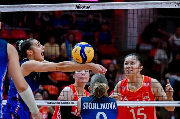 China v France - FIVB Women’s World Volleyball Championship BANGKOK, THAILAND - AUGUST 31: Houyu Chen (15) of China in action during the FIVB Women s World Volleyball Championship match between China and France at Huamark Indoor Stadium in Bangkok, Thailand on August 31, 2025. Mustafa Hatipoglu Anadolu Banghok Thailand. Editorial use only. Please get in touch for any other usage.  Copyright: x2025xAnadoluxMustafaxHatipoglux