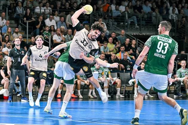 31 08 2025, xlakx, Handball Daikin HBL, Fuechse Berlin Bergischer HC v l Eloy Morante Maldonado Bergischer HC goes for the jump shot Berlin Daniel Lakomski