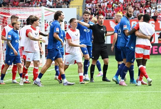 Football 2 Bundesliga Season 2025 26 1 FC Kaiserslautern 31 8 2025 Fritz Walter Stadion 1 FC Kaiserslautern fck SV Darmstadt 98 da 3 1 Referee Benjamin BRAND had his hands full to separate the fighting cocks 1 FC Kaiserslautern