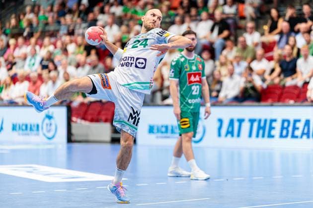 Marcel Schiller Frisch Auf Goeppingen, 24 at seven-meter 7 meter throw GER, GWD Minden vs Frisch Auf Goeppingen, Handball, 1 Bundesliga, 1 Matchday, Season 2025 2026, 31 08 2025 GER, GWD Minden vs Frisch Auf Goeppingen, Handball, 1 Bundesliga, 1 Matchday, Season 2025 2026, 31 08 2025 Luebbecke Copyright: xEibner-Pressefoto JanxRollingerx EP_JSK
