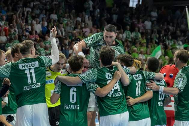 in the picture from l Mijajlo Marsenic Fuechse Berlin ,the Fuechse team celebrates the victory, GER, Berlin, Handball, Fuechse Berlin vs Bergischer HC, DAIKIN Handball Bundesliga, in the Max Schmeling Halle, 31 08 2025, Copyright: HMBxMedia UwexKoch