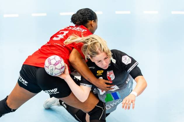 31 08 2025, GER, Handball, Women, Season 2025 2026, Alsco 1 Bl, 1 Matchday, Thueringer HC SV Union Halle Neustadt Wildcats Viktoria Marksteiner SV Union Halle Neustadt Wildcats Sharon Nooitmeer Thueringer HC,3 99947 Bad Langensalza Salza Halle Sporthalle Mehrzweckhalle Thüringen Germany