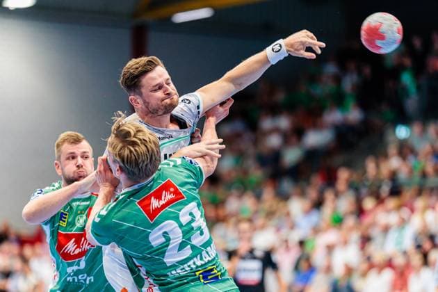 v l Michael Schulz GWD Minden, 33 , David Schmidt Frisch Auf Goeppingen, 77 , Niclas Benedict Heitkamp GWD Minden, 23 GER, GWD Minden vs Frisch Auf Goeppingen, Handball, 1 Bundesliga, 1 Matchday, Season 2025 2026, 31 08 2025 GER, GWD Minden vs Frisch Auf Goeppingen, Handball, 1 Bundesliga, 1 Matchday, Season 2025 2026, 31 08 2025 Luebbecke Copyright: xEibner-Pressefoto JanxRollingerx EP_JSK