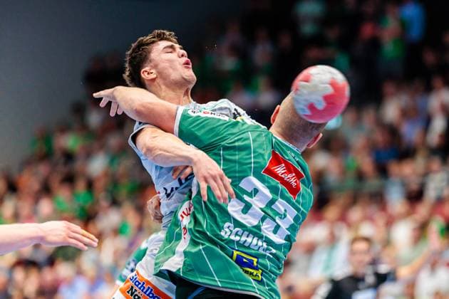 f l Elias Newel Frisch Auf Goeppingen, 40 , Michael Schulz GWD Minden, 33 in duel GER, GWD Minden vs Frisch Auf Goeppingen, Handball, 1 Bundesliga, 1 Matchday, Season 2025 2026, 31 08 2025 GER, GWD Minden vs Frisch Auf Goeppingen, Handball, 1 Bundesliga, 1 Matchday, Season 2025 2026, 31 08 2025 Luebbecke Copyright: xEibner-Pressefoto JanxRollingerx EP_JSK