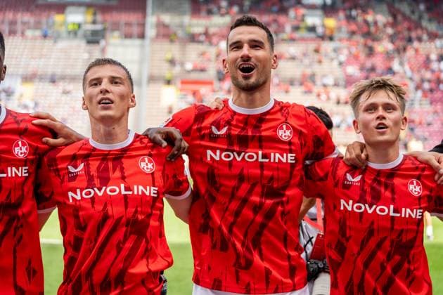 Team of 1 FC Kaiserslautern celebrates with the fans, f l Tobias Raschl 1 FC Kaiserslautern, 20 , Ivan Prtajin 1 FC Kaiserslautern, 09 , Naatan Skyttae 1 FC Kaiserslautern, 15 , GER, 1 FC Kaiserslautern vs SV Darmstadt 98, Soccer, 2 Bundesliga, Matchday 4, Season 2025 2026, 31 08 2025, DFL REGULATES PROHIBIT ANY USE OF PHOTOGRAPHS AS IMAGE SEQUENCES AND OR QUASI VIDEO, GER, 1 FC Kaiserslautern vs SV Darmstadt 98, Football, 2 Bundesliga, Matchday 4, Season 2025 2026, 31 08 2025 Kaiserslautern Copyright: xEibner-Pressefoto Jan-NiclasxGrox EP_JGG