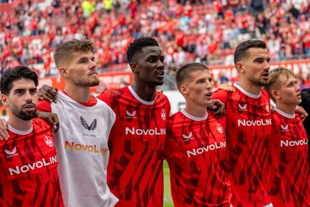 Team of 1 FC Kaiserslautern celebrates with the fans, from l Semih Sahin 1 FC Kaiserslautern, 08 , Jan Elvedi 1 FC Kaiserslautern, 33 , Maxwell Gyamfi 1 FC Kaiserslautern, 04 , Tobias Raschl 1 FC Kaiserslautern, 20 , Ivan Prtajin 1 FC Kaiserslautern, 09 , Naatan Skyttae 1 FC Kaiserslautern, 15 , GER, 1 FC Kaiserslautern vs SV Darmstadt 98, Football, 2 Bundesliga, Matchday 4, Season 2025 2026, 31 08 2025, DFL REGULATES PROHIBIT ANY USE OF PHOTOGRAPHS AS IMAGE SEQUENCES AND OR QUASI VIDEO, GER, 1 FC Kaiserslautern vs SV Darmstadt 98, Football, 2 Bundesliga, Matchday 4, Season 2025 2026, 31 08 2025 Kaiserslautern Copyright: xEibner-Pressefoto Jan-NiclasxGrox EP_JGG