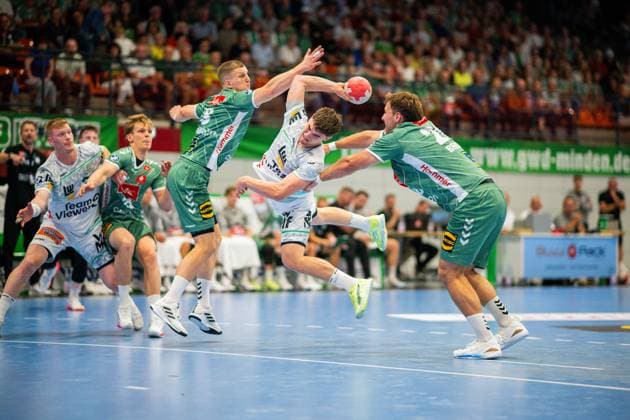 31 08 2025 Handball, 2025 2026, 1 Bundesliga, 1 Matchday, GWD Minden Frisch auf Göppingen L R Karolis Antanavicius Minden , Elias Newel Göppingen , Tom Bergner Minden