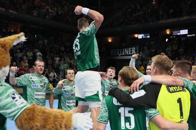 GER HBL season 2025 2026 FÜCHSE Berlin vs Bergischer HC, 31 08 25, Max Schmeling Halle, Berlin, Mijajlo MARSENIC Füchse Berlin 93 jumps into the middle of his teammates, Team FÜCHSE Berlin, celebrating the first home win of the new season
