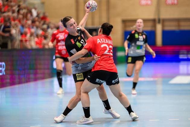 Emma, Hertha right back, SV Union Halle Neustadt, 17 , Natsuki, Aizawa back, Thueringer HC, 23 GER, Thuringia, Thueringer HC vs SV Union Halle Neustadt, Alsco Handball Bundesliga Frauen, 1 Handballbundesliga Frauen, Handball, 1 Matchday, Season 2025 2026, Sunday, 15 Copyright: xEibner-Pressefoto MartinxHerbstx EP_MHT