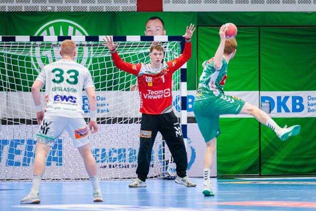 f l Ymir Oern Gislason Frisch Auf Goeppingen, 33 , Julian Buchele Frisch Auf Goepingen, 01 , Florian Kranzmann GWD Minden, 05 at the 7-meter throw GER, GWD Minden vs Frisch Auf Goeppingen, Handball, 1 Bundesliga, 1 Matchday, Season 2025 2026, 31 08 2025 GER, GWD Minden vs Frisch Auf Goeppingen, Handball, 1 Bundesliga, 1 Matchday, Season 2025 2026, 31 08 2025 Luebbecke Copyright: xEibner-Pressefoto JanxRollingerx EP_JSK