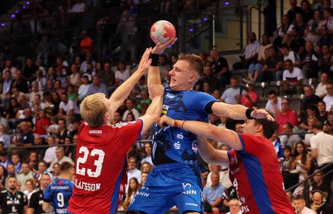 31 08 2025, Germany, Stuttgart, Handball Bundesliga season 2025 2026, TVB Stuttgart vs Hamburger SV, f l Einar Olafsson HSV , Simone Mengon TVB , Andreas Magaard HSV